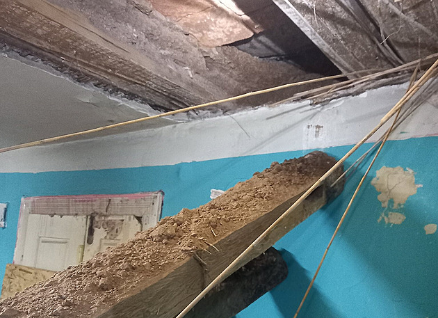 V domě na Náchodsku se propadl strop. Obyvatelé stihli odejít, zpátky ale nesmějí