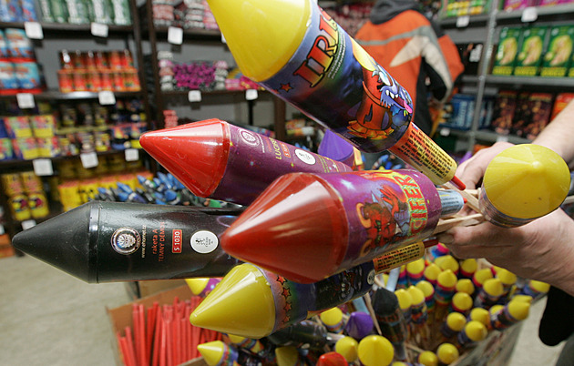 Města opouští ohňostroje a omezují je i lidem, někde jen na šest hodin v roce