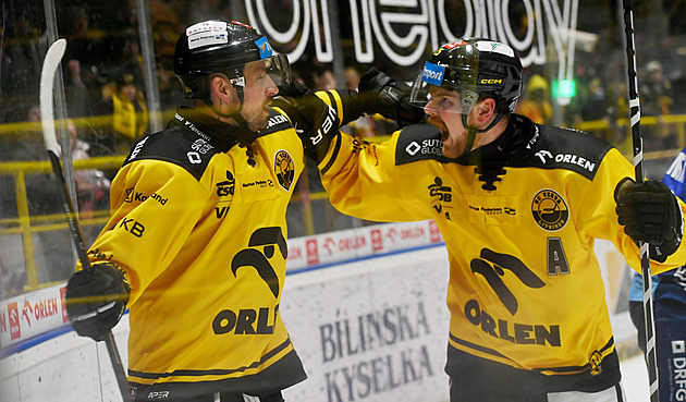 Litvínov zaskočil mistra, vládlo i Kladno. Derby pro Pardubice, Třinec konečně slaví