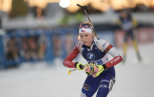 Biatlon ONLINE: Běží se smíšená štafeta. Finišuje Davidová, střelbu vleže zvládá