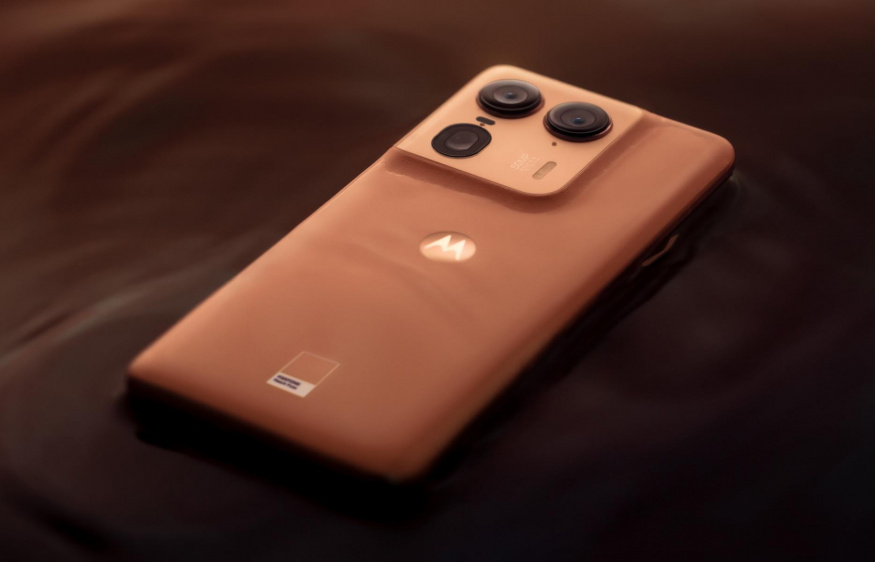 Látková záda a speciální AI tlačítko. Máme podobu Motoroly Edge 70 Ultra