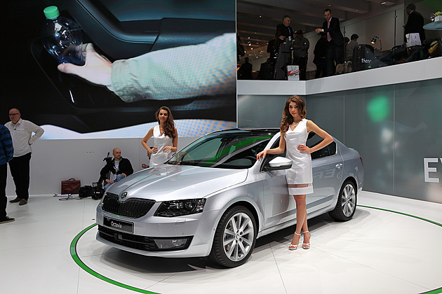 Prodej nových aut v průběhu roku vzrostl, u autobusů a motocyklů naopak klesal