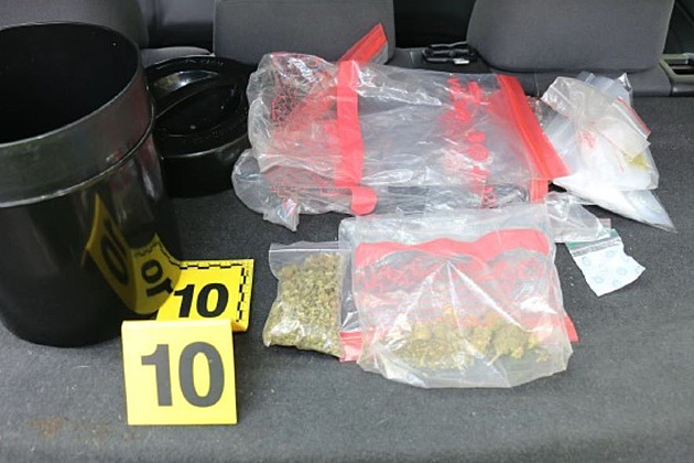 Organizovaná skupina distribuovala drogy i do věznice, policie obvinila osm lidí