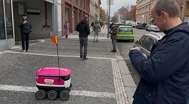 Robotovi v patách. Zákazník byl zvědavý, jak mu nová atrakce doručí oběd
