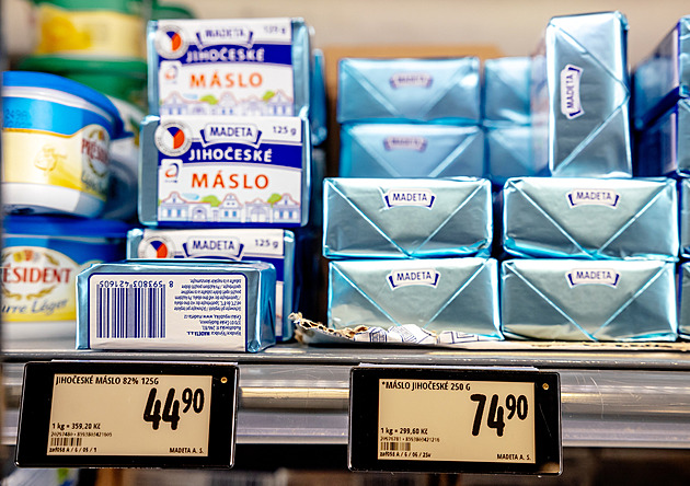 Cena másla klesá. Důvodem nejsou rozmrazené rezervy, ale přebytek mléka, tvrdí svaz