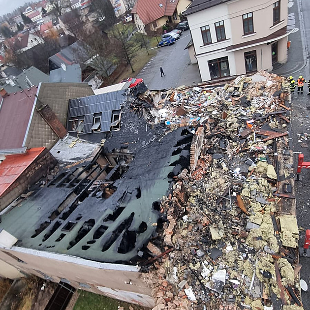 V centru Hlinska shořel obchod s elektrem, požár ohrožoval i sousední roubenky