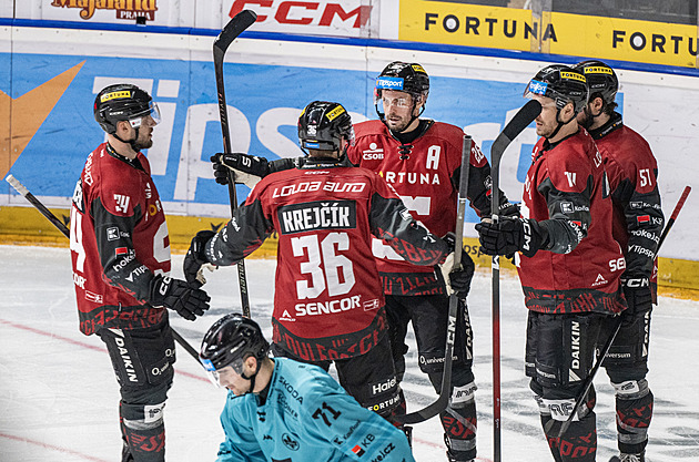 ONLINE: Sparta drtí Vary, Vítkovice vedou nad Kometou. Třinec i Pardubice zvítězily