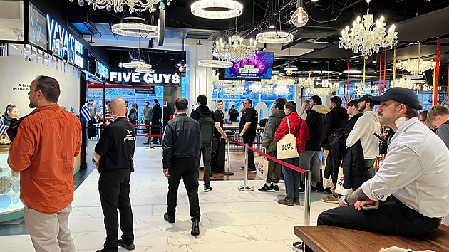 Five Guys v Praze otevřel. První nadšenci tu na burgery čekali ještě za tmy