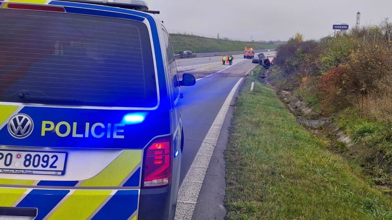 Smrtelná nehoda na Litoměřicku: Řidič narazil do stromu, auto po srážce pohltily plameny