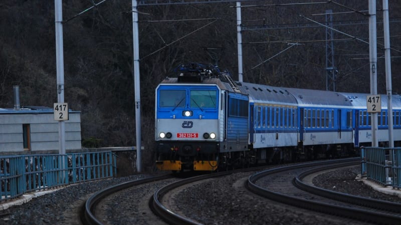 Mezi Prahou a Benešovem nejezdí vlaky. V Mnichovicích prověřují hasiči poškození mostu