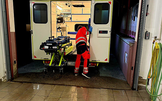 Zmatený a zraněný řidič po nehodě odešel do tmy. Hluboko v poli ho vystopoval svědek