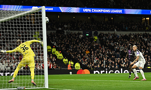 ONLINE: Tottenham - Slavia 0:0, Provod střílí z dálky, hosty předtím podržel Staněk