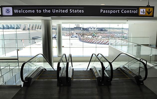 Turisté budou muset doložit historii na sítích za posledních pět let, žádá Trump