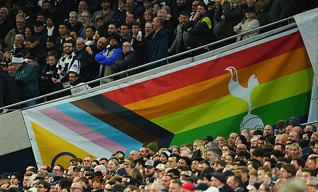 Slavia žádala o přemístění duhové vlajky. Vadil nám znak Tottenhamu, vysvětluje