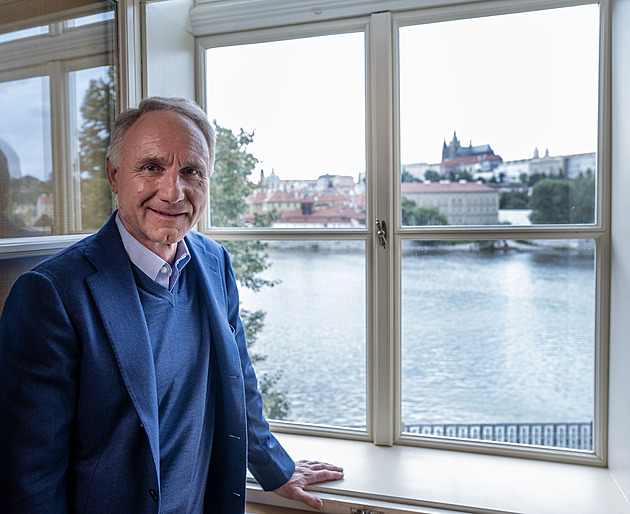 Dan Brown opět na místě činu. Praha je nádherná, komentoval z mostecké věže