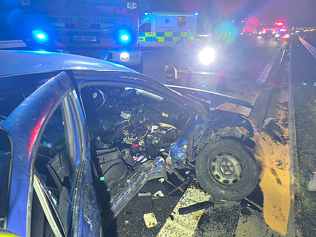 Nehoda uzavřela D11. Pět zraněných, jednoho transportoval vrtulník