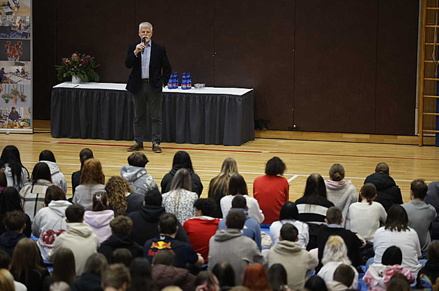 Prezident Pavel debatuje se studenty, v Ralsku navštíví výrobce autodílů