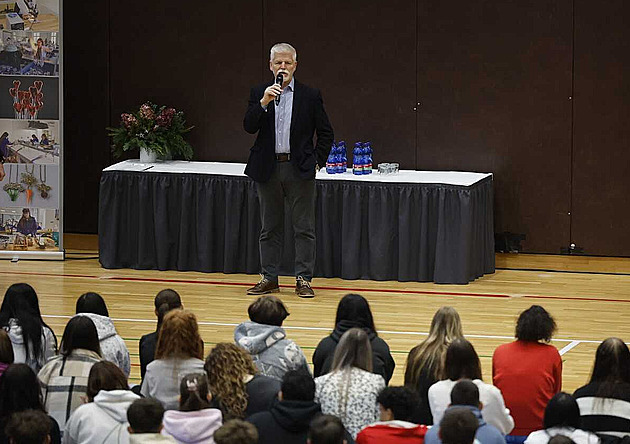 Prezident Pavel debatoval se studenty, v Ralsku navštíví výrobce autodílů
