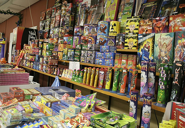 Ve stáncích bylo přes 300 kilogramů pyrotechniky, obchodní inspekce je zavřela