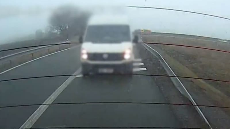 Pirát silnic bezohledně najížděl do aut a vybržďoval je. Svědkyně jeho jízdu u Brna natočila