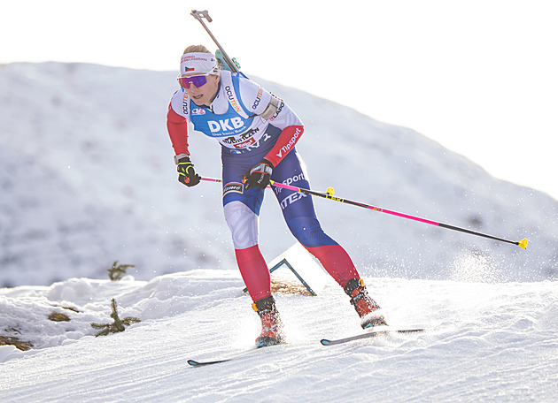 Biatlon ONLINE: Ženy jedou štafetu, Charvátová předává na sedmém místě