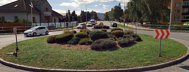 Hold sportovním legendám. Frenštát uctí okružními křižovatkami Rašku a Lopraise