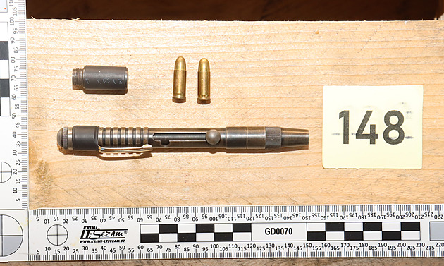 Celníci při razii objevili drogy, kradená elektrokola i střelné pero