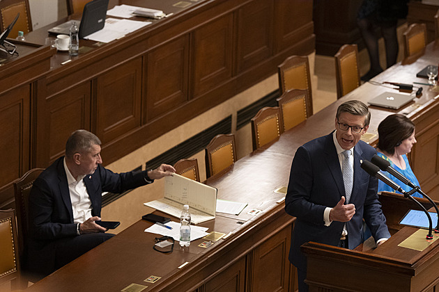 Opozice vyvolá hlasování o nedůvěře vládě. Babiš se od Macinky nedistancoval