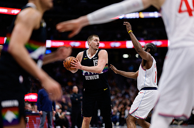 Jokič je po zranění kolena zpět v hvězdné formě. V NBA zářil i Dončič