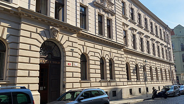 Nezletilou dceru bývalé družky na ubytovně osahával, pak i znásilnil, viní muže