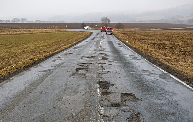 Silnice plné kráterů. Je to nejhorší za poslední roky, líčí cestáři
