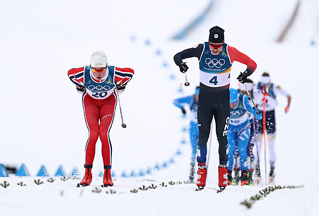 Běžec Tuž dojel ve sprintu na pátém místě. Zlato získal suverénní Klaebo