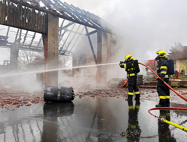 Požár skladu likvidovalo 14 jednotek hasičů, škoda je přes dva miliony