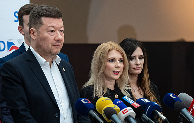 Na stole je návrh, který omezí právo řečnit. Opozici vadí výjimka pro Okamuru