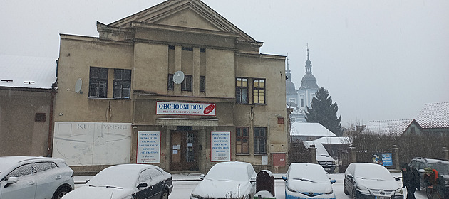 Radní koupila levně dům, místo kulturáku tam chátrá tržnice. Chce za ni trojnásobek