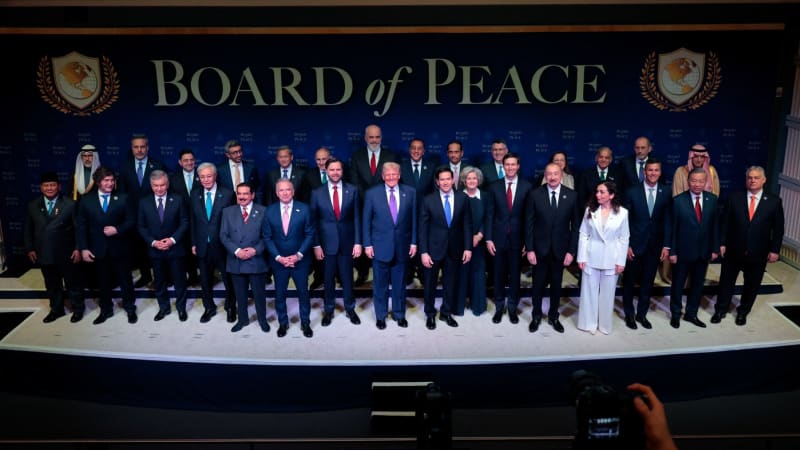 Trump zahájil Radu míru, má „dohlížet“ na OSN. V USA je za Česko coby pozorovatel i Macinka