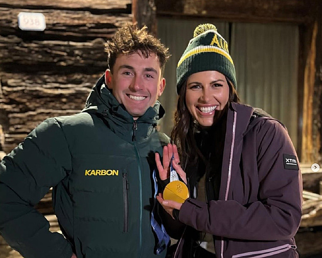 Reportérka se omluvila za drink před vstupem. Před kamerou dělala andělíčka