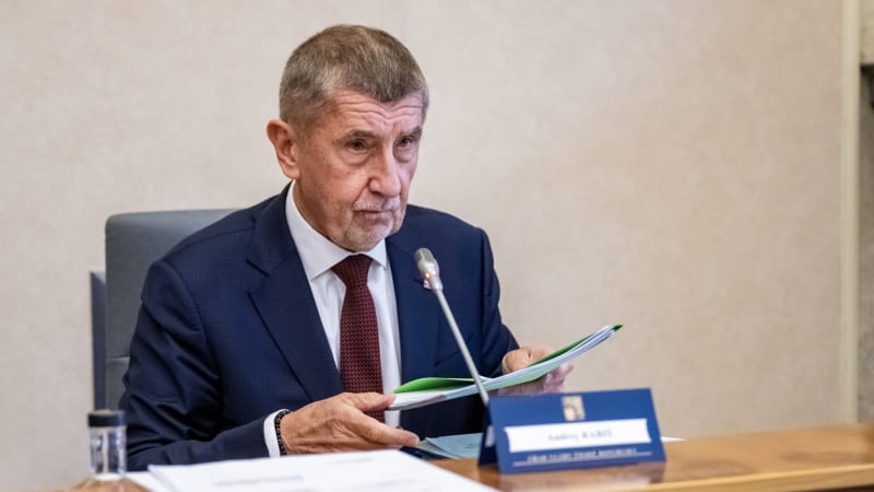 Na Úřadu vlády vyvěsíme ukrajinskou vlajku, řekl Babiš. Připomene tím začátek ruské agrese