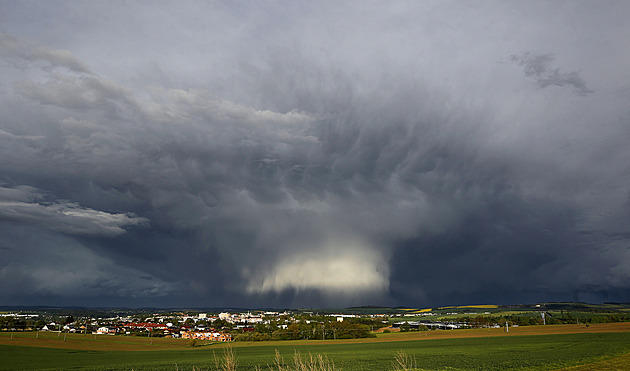 Firma pouští do drátů 100 tisíc voltů. Prý přivolala sníh. Znalci jsou skeptičtí