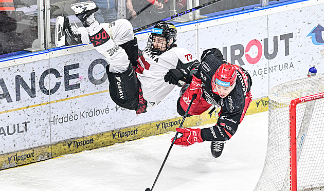 ONLINE: Kometa otáčí na Kladně, Sparta ztrácí v Hradci. Chystá se slezské derby