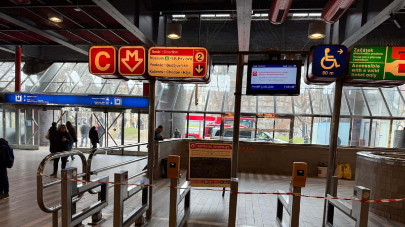 Tragická srážka na Hlavním nádraží: Člověk skočil pod metro, linka C částečně stojí