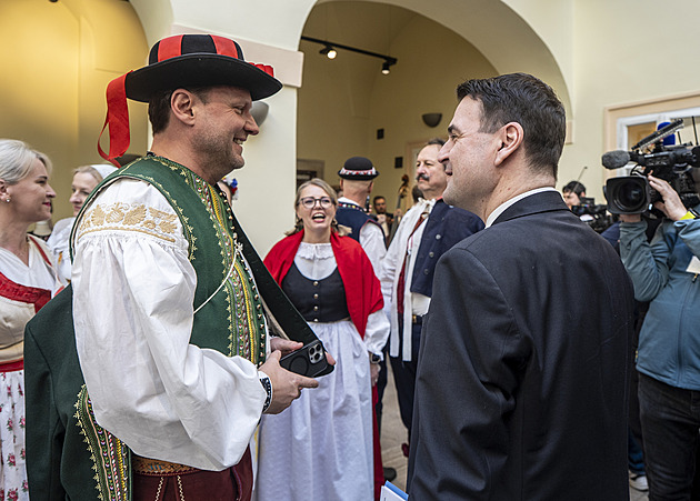 Poslanci začali jednat o návrh, který má zpřísnit pravidla pro sociální sítě