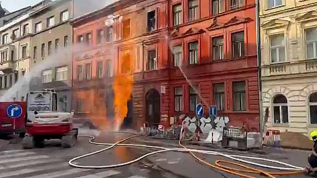 Požár na Letné. Od potrubí chytly fasády domů. Hasiči čekají, až plyn dohoří