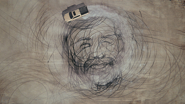 Chuck Norris dokázal dojet na konec kruhového objezdu. Co ještě uměl s auty