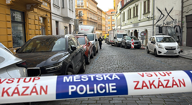 Policejní manévry v centru Prahy. Muž se zabarikádoval v bytě a nechtěl otevřít