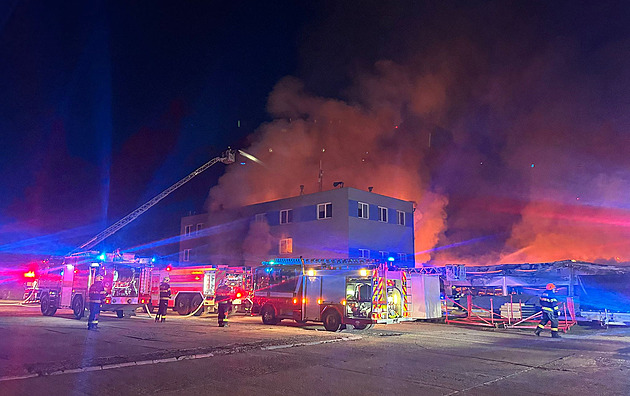Soud rozhodne o vazbě tří podezřelých ze žhářského útoku v Pardubicích