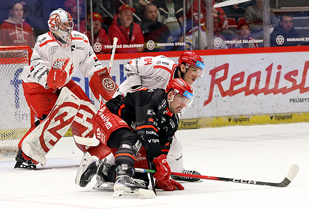 ONLINE: Uspějí poprvé domácí? Třinec chce mečbol proti Hradci, Vary pak čeká Liberec
