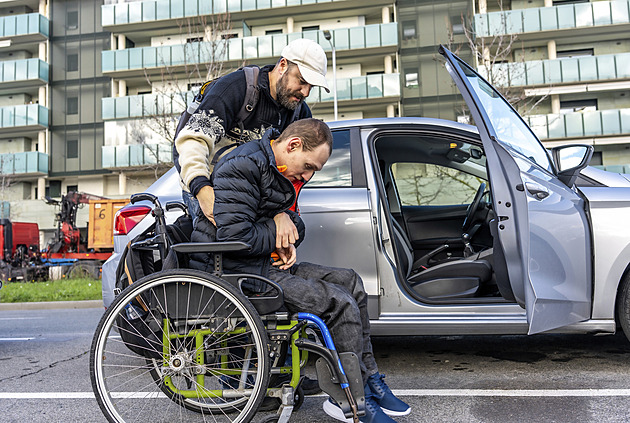 Digitalizace se odkládá: dávky pro postižené dál vyřídíte jen přes úřady