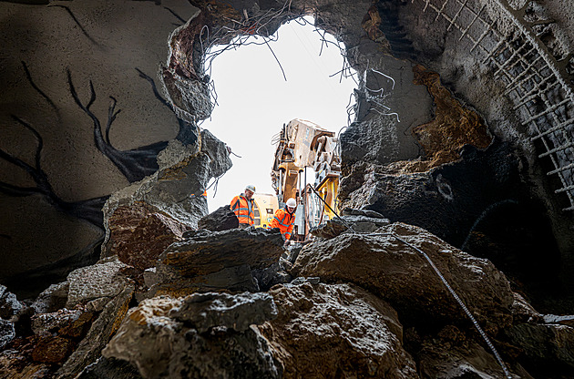 Závěr obstaralo bourací kladivo. Tunel na obchvatu Náchoda je proražený