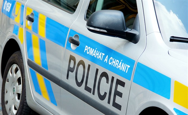 U školy v Humpolci se pohybuje podezřelý muž, varuje policie